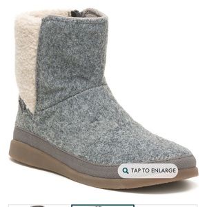 Chaco women’s revel tall boot new